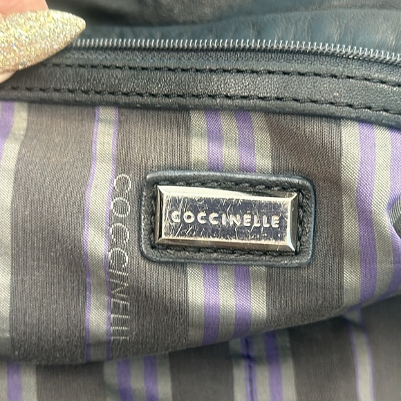 Sleek Black Hobo Bag with Timeless Design - Picture 9 of 11